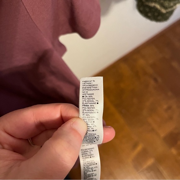 ATHLETA ~ Plum Stratus II Haut Athletic Tee - Picture 5 of 6